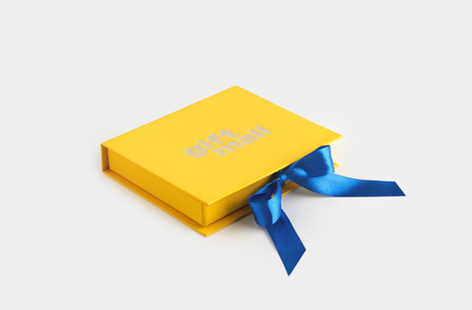 Жовта коробка з синіми стрічками